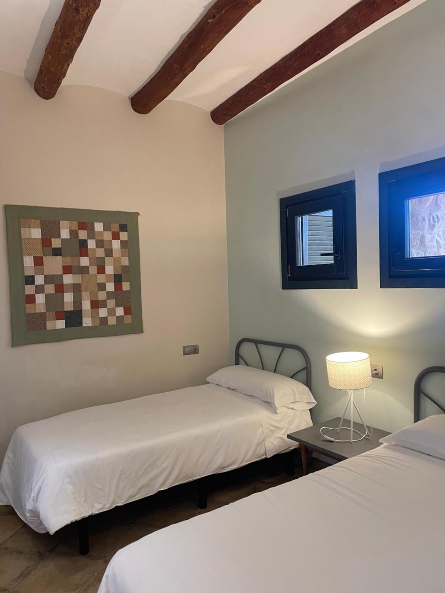 Maset Del Riu Guest House วาลเดร์โรเบรส ภายนอก รูปภาพ